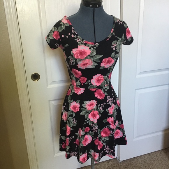 Ultra Flirt Dresses & Skirts - EUC Floral Criss-Cross Cutout Dress